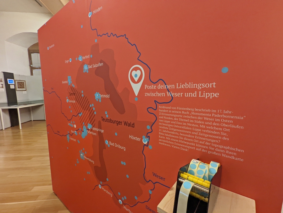 Ein Blick in den Burgsaal der Wewelsburg, wo noch bis zum 11. September die Sonderausstellung „Monumenta – Erinnerungsorte zwischen Weser und Lippe“ gezeigt wird. (Foto ©Kreismuseum Wewelsburg)